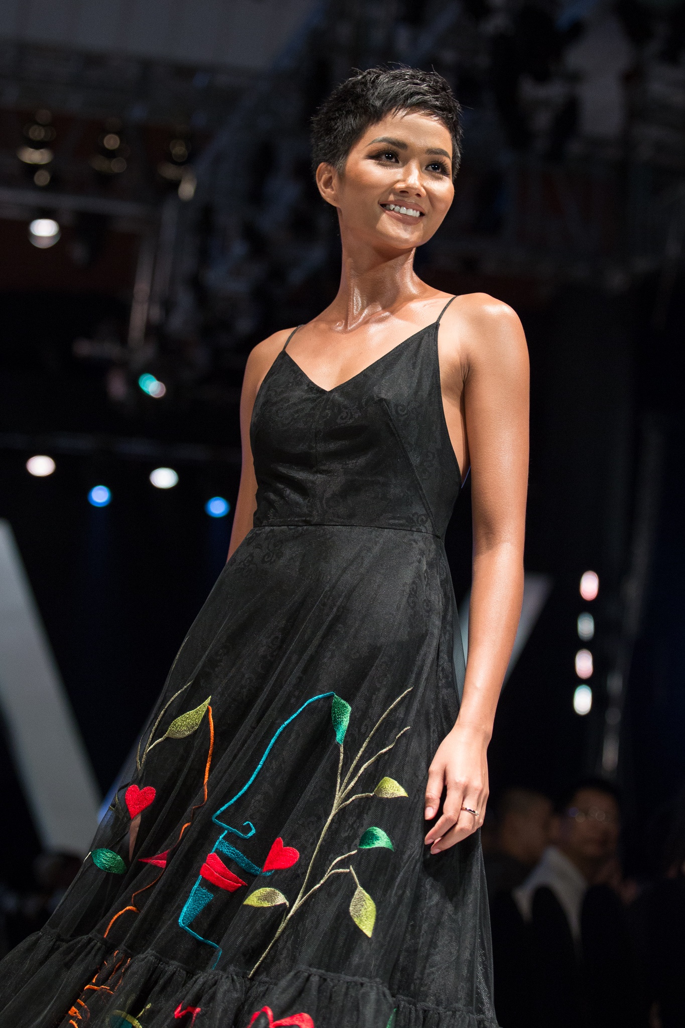 H'Hen Nie co vu A hau Hoang Thuy,  Mau Thuy anh 2