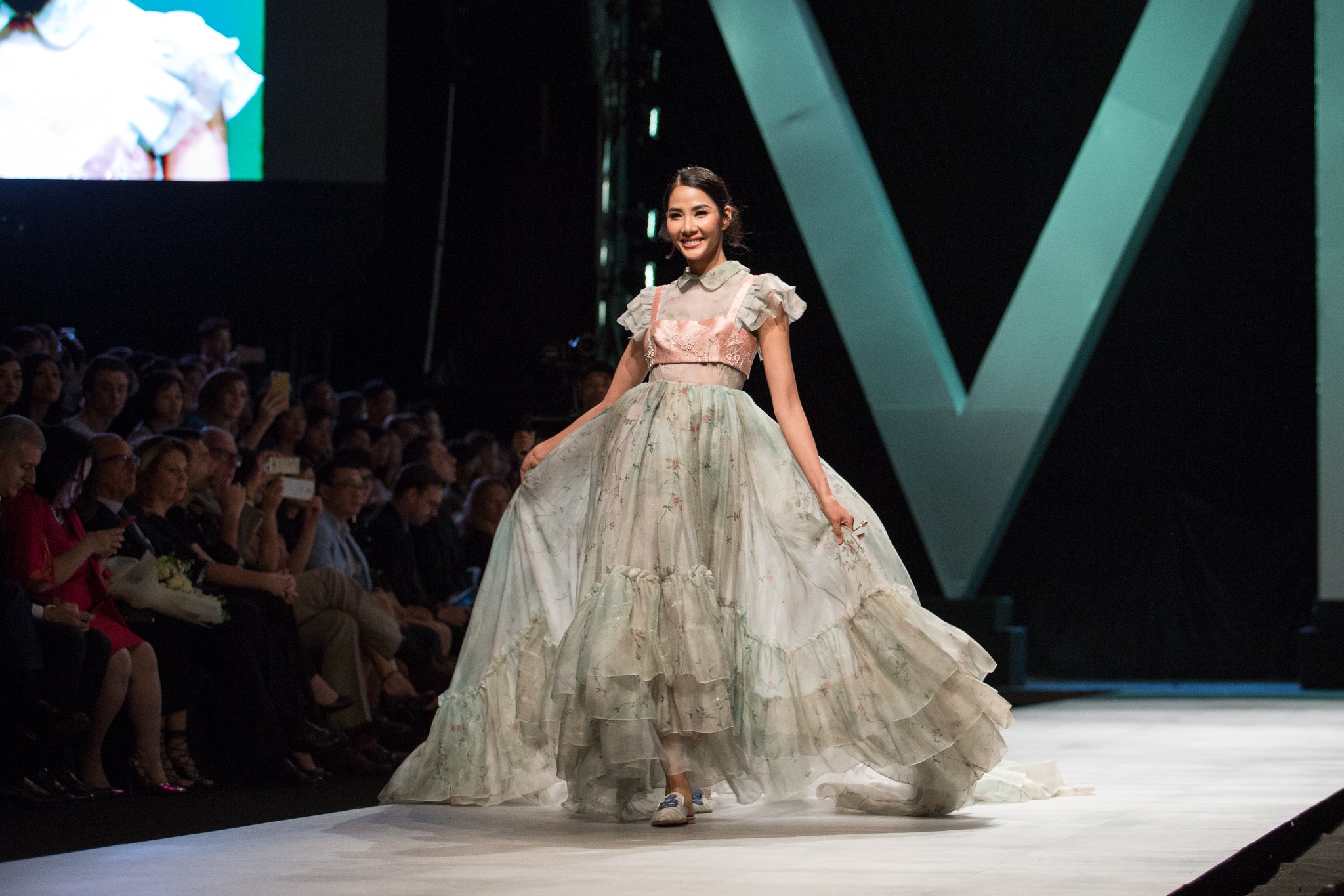 H'Hen Nie co vu A hau Hoang Thuy,  Mau Thuy anh 5