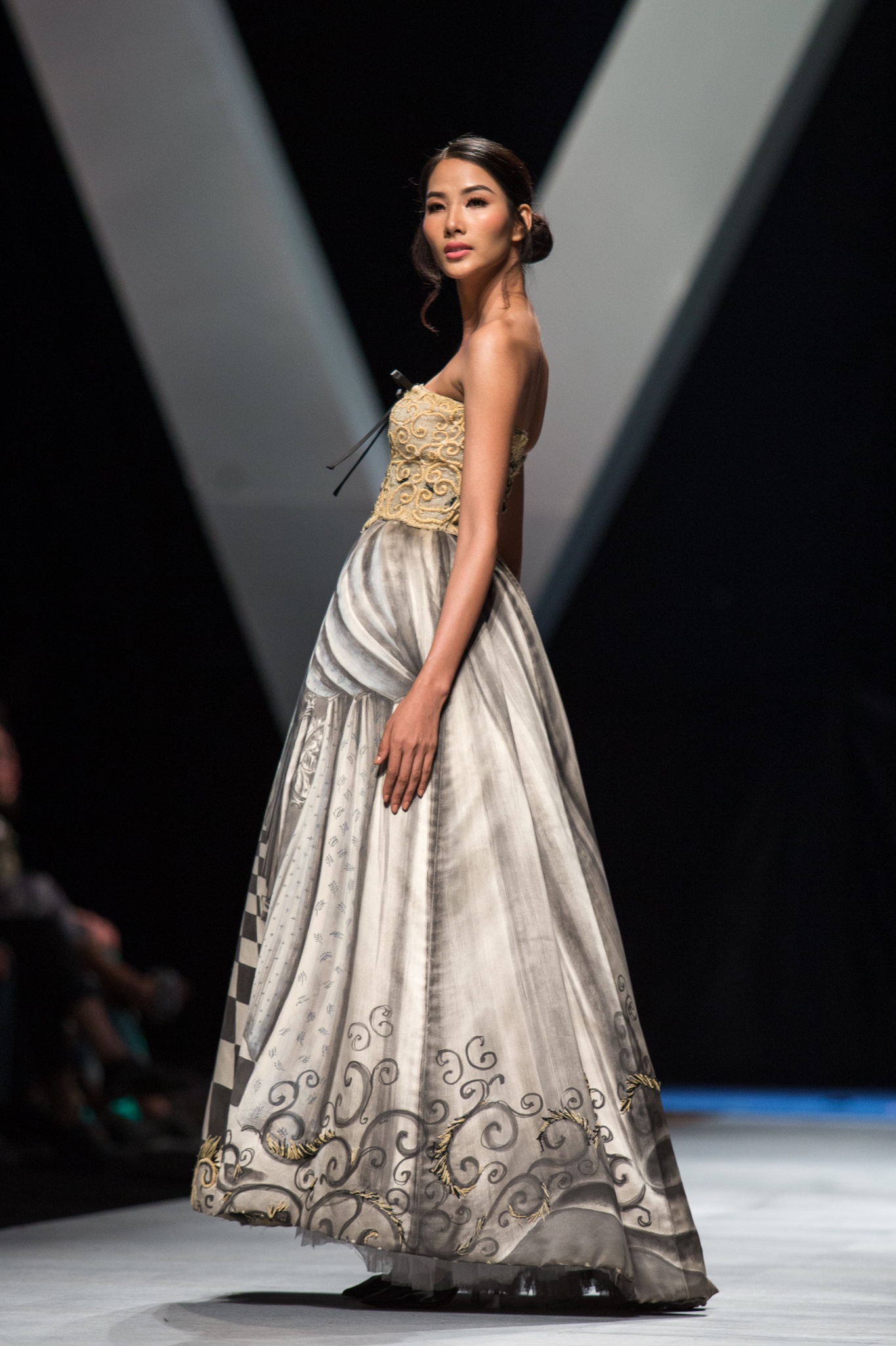 H'Hen Nie co vu A hau Hoang Thuy,  Mau Thuy anh 6