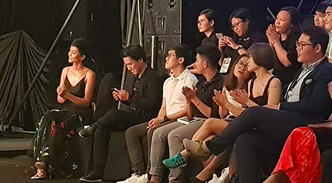 H'Hen Nie co vu cho Hoang Thuy trong show thoi trang hinh anh