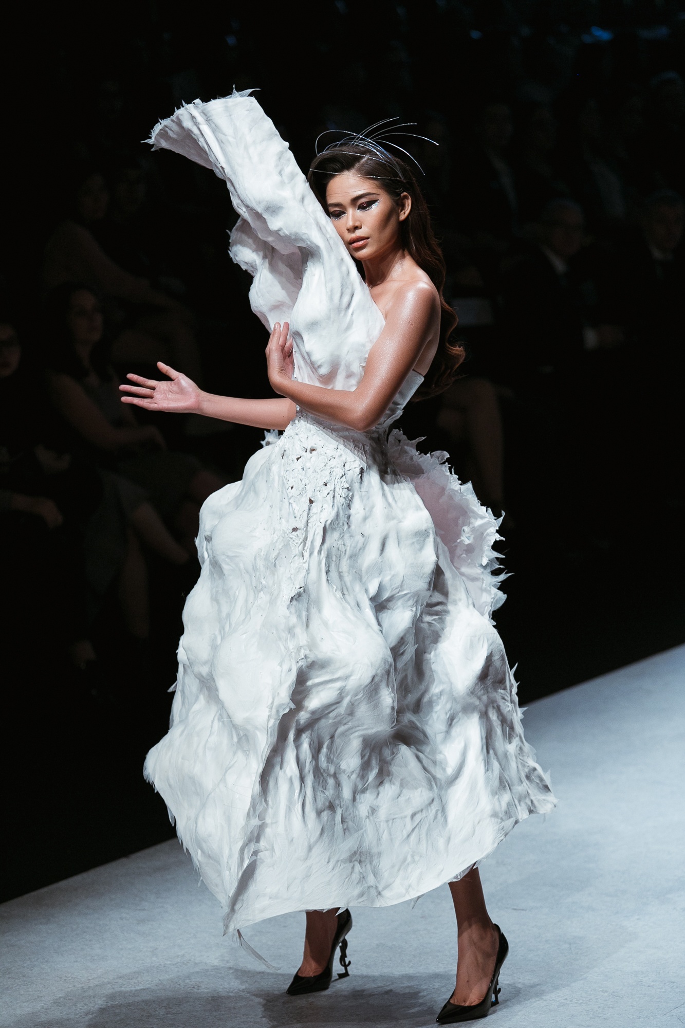 H'Hen Nie co vu A hau Hoang Thuy,  Mau Thuy anh 7