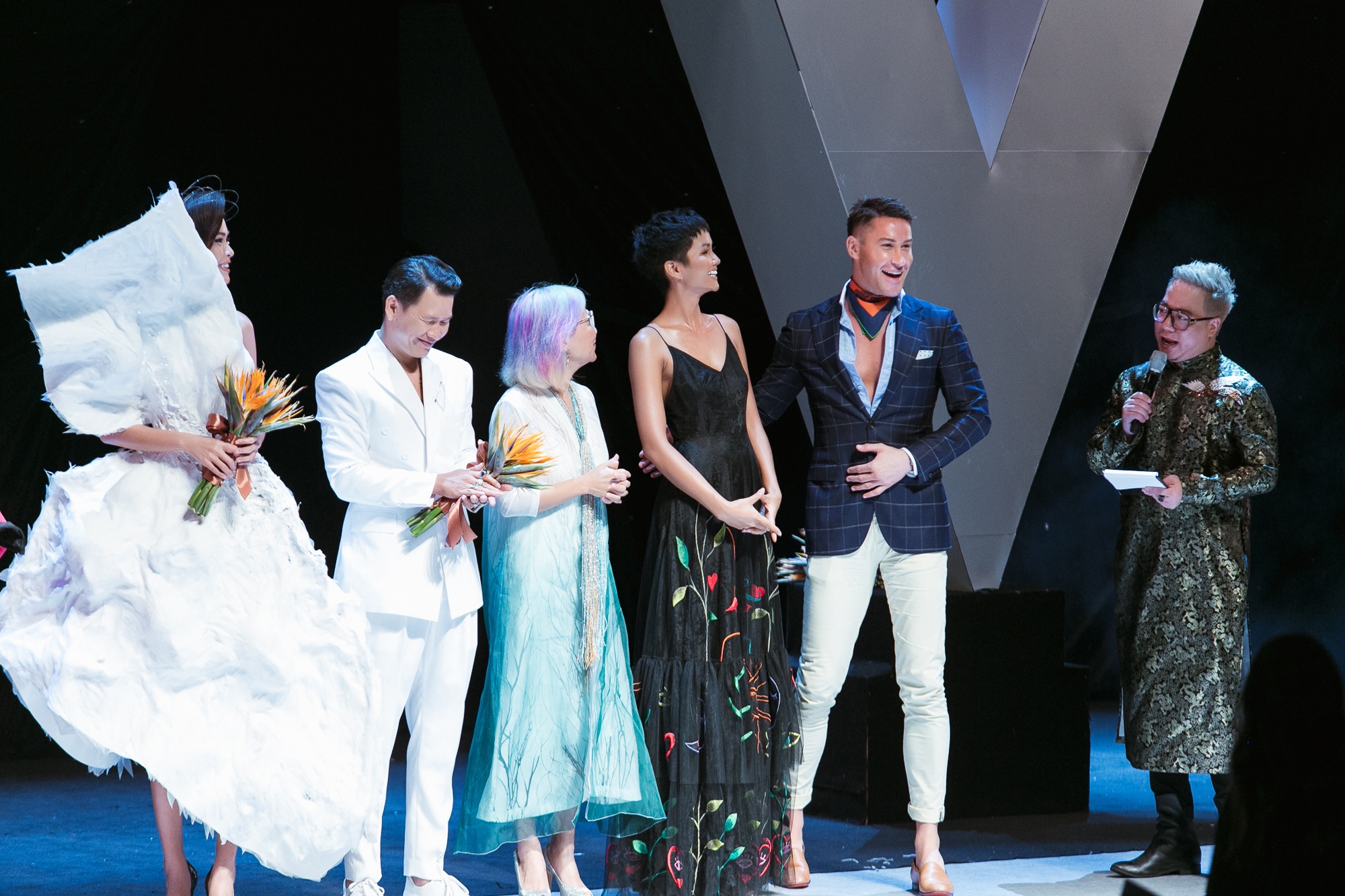 H'Hen Nie co vu A hau Hoang Thuy,  Mau Thuy anh 4