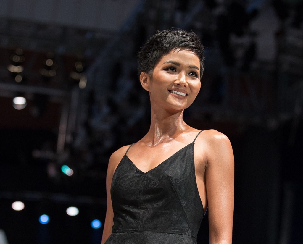 H'Hen Nie nan lai den cuoi show, ung ho Hoang Thuy tren san khau hinh anh