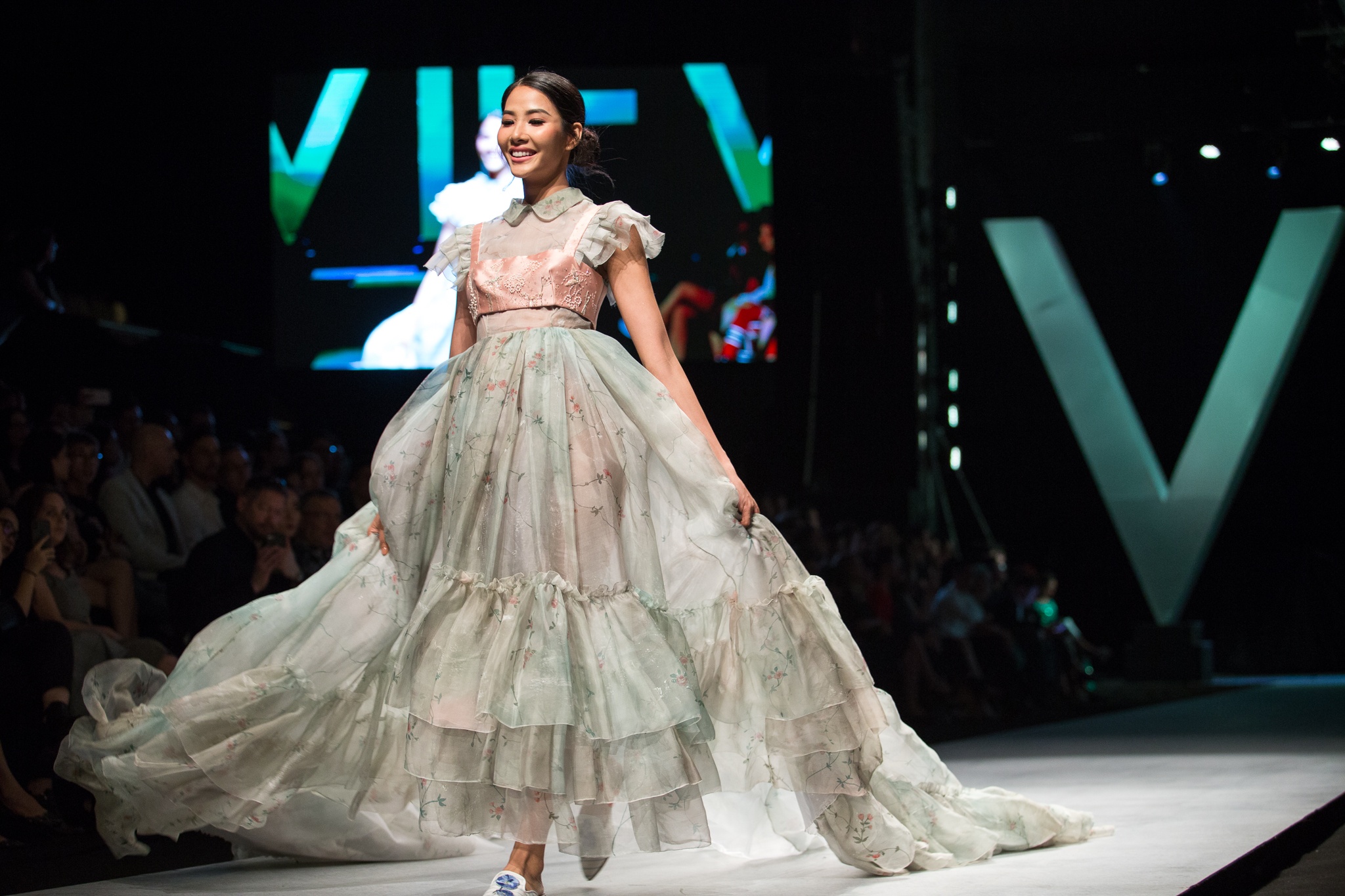 Hình ảnh tuần lễ thời trang việt nam 2018 ảnh 9 Hinh anh tuan le thoi trang viet nam 2018 anh 9