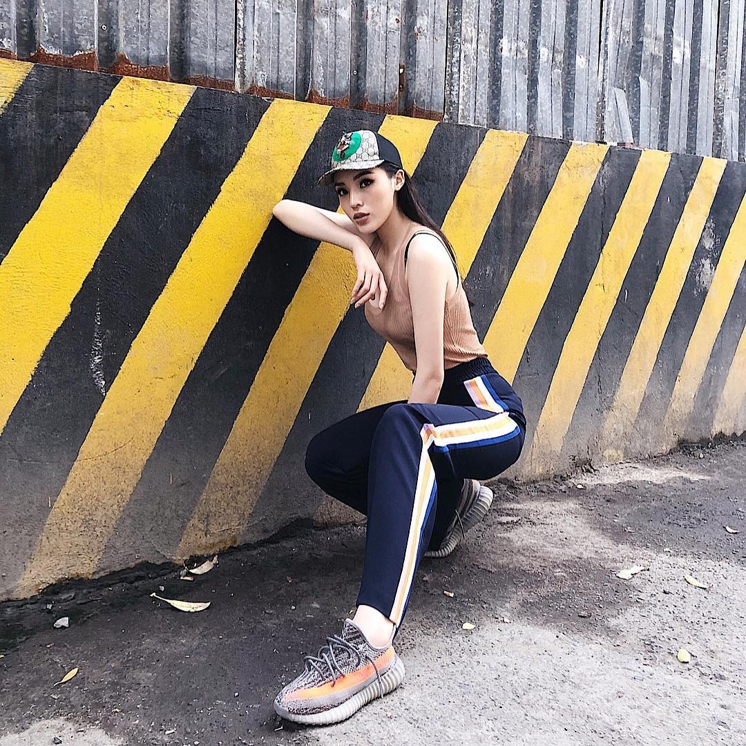 Sao Viet dien giay sneakers xuong pho anh 2