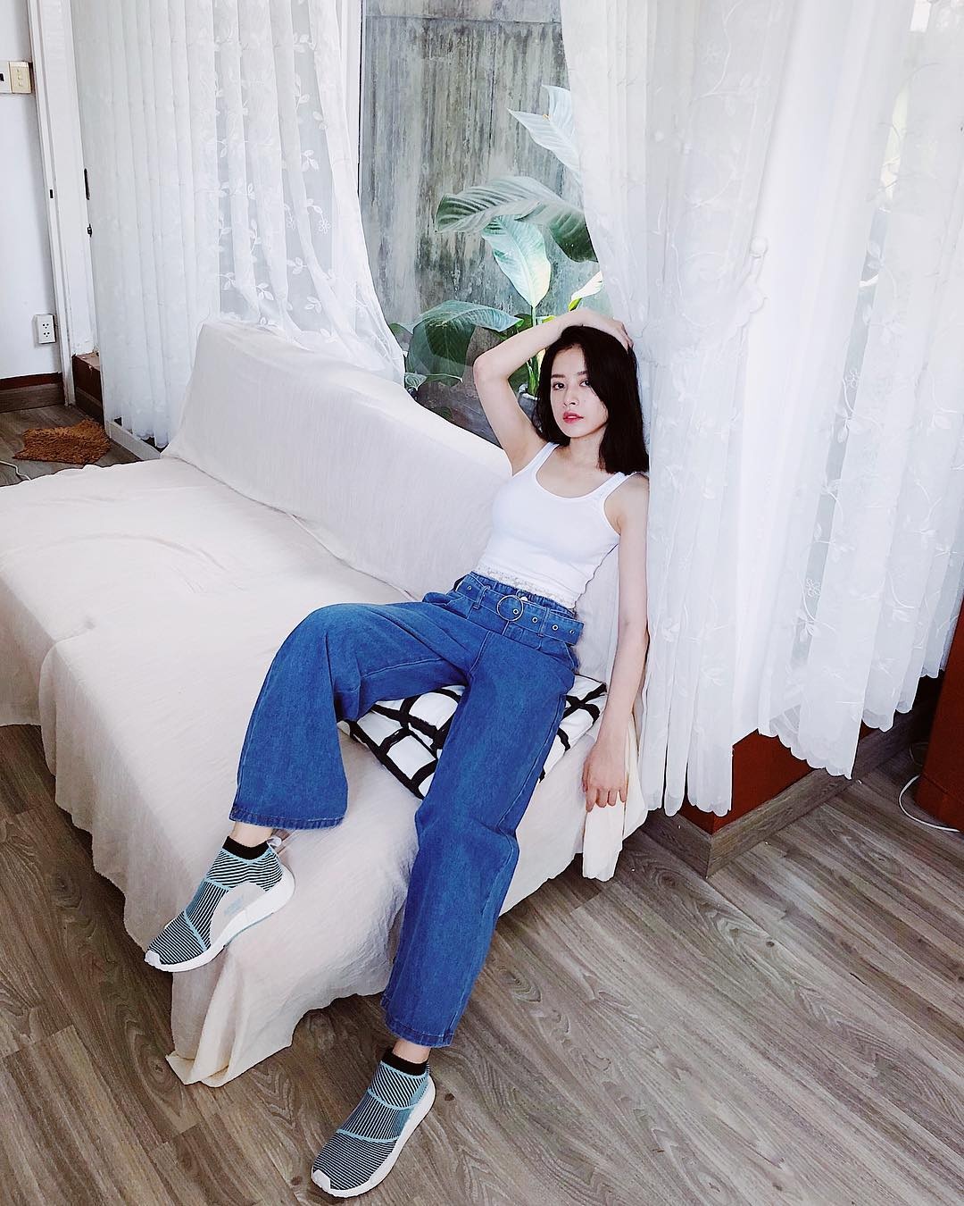 Sao Viet dien giay sneakers xuong pho anh 6