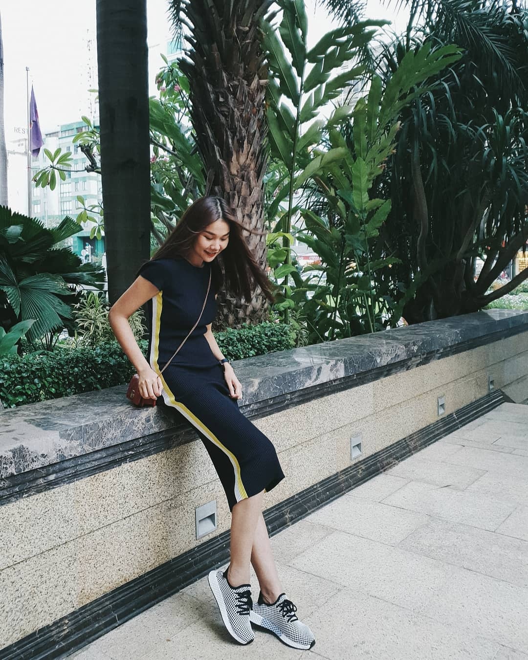 Sao Viet dien giay sneakers xuong pho anh 1