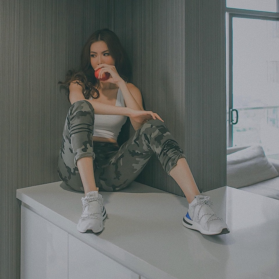 Sao Viet dien giay sneakers xuong pho anh 4