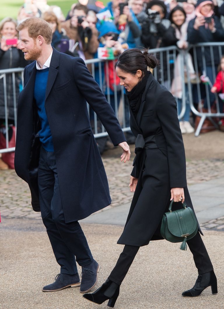Meghan Markle ưa chuộng trang phục tông xanh đậm ảnh 2 Meghan Markle ua chuong trang phuc tong xanh dam anh 2