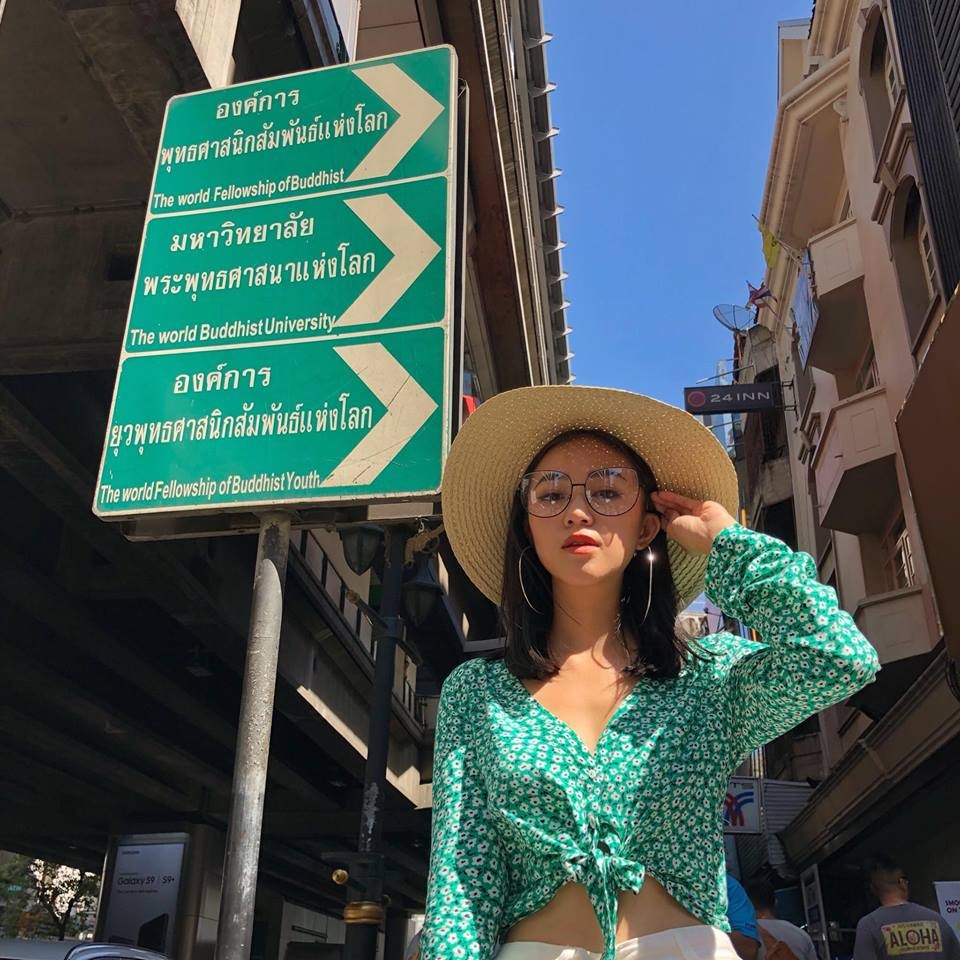 Hot-girl Viet chuong son moi noi bat khi di du lich anh 1