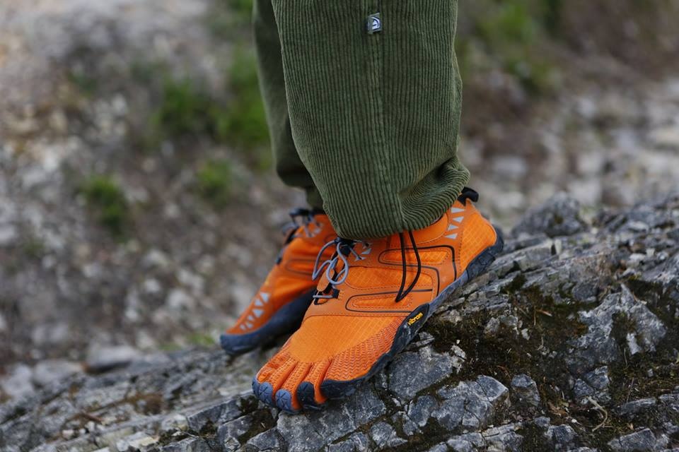 Nam giới tránh diện giày Crocs ảnh 3 Nam gioi tranh dien giay Crocs anh 3