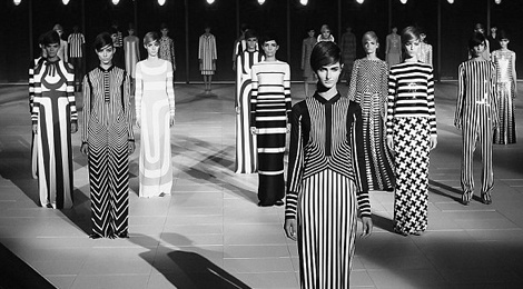 Tai sao trang den la sac mau 'huyen thoai' cua thoi trang? hinh anh