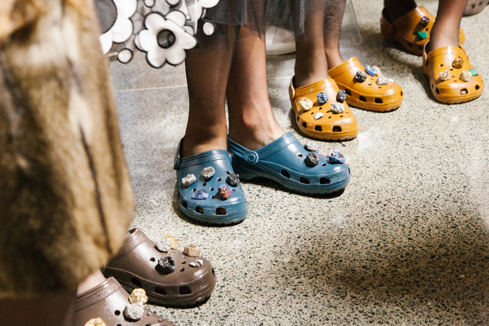 Nam giới tránh diện giày Crocs ảnh 1 Nam gioi tranh dien giay Crocs anh 1