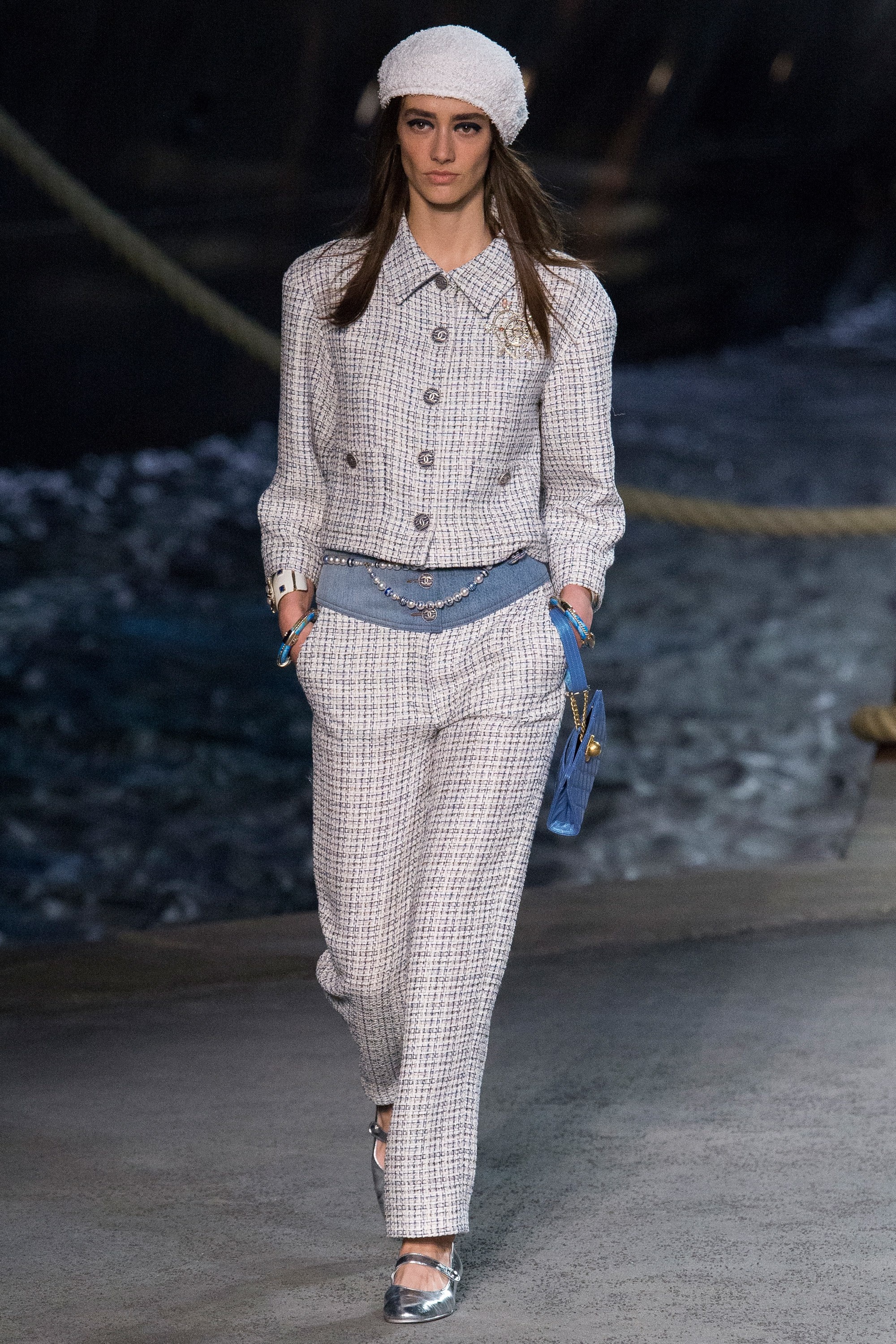 Chanel lang xe quan jeans rach trong show Resort anh 4
