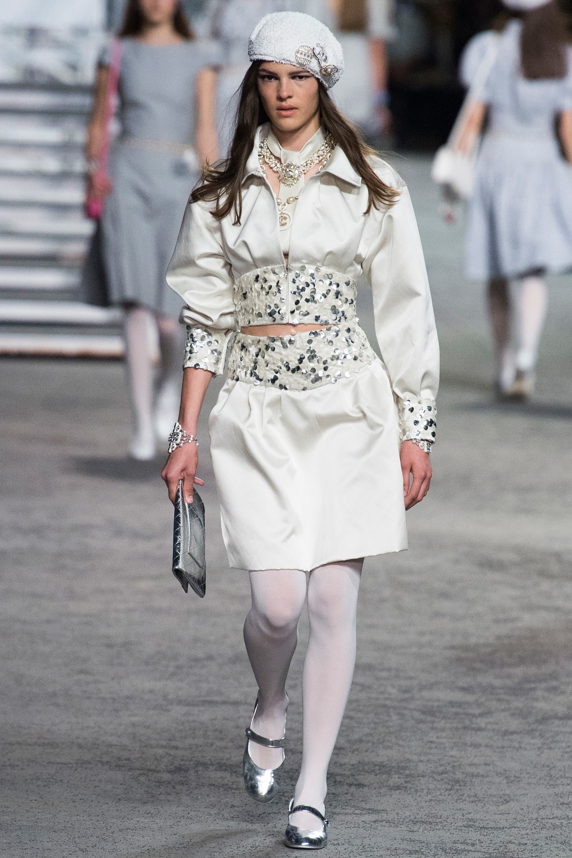 Chanel lang xe quan jeans rach trong show Resort anh 5