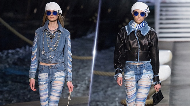 Chanel chay theo trao luu quan jeans rach buom trong show dien moi hinh anh