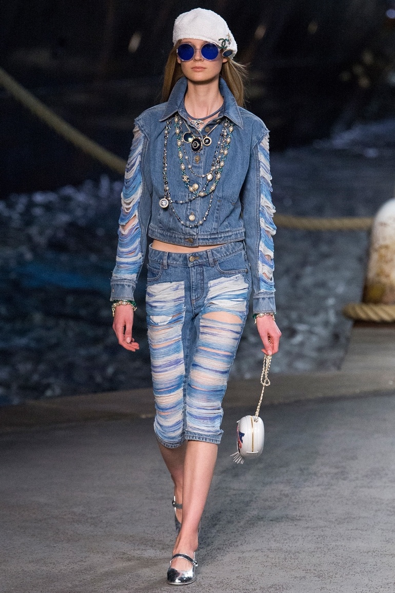 Chanel lang xe quan jeans rach trong show Resort anh 2