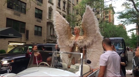 Katy Perry gap kho khan khi di chuyen den Met Gala hinh anh