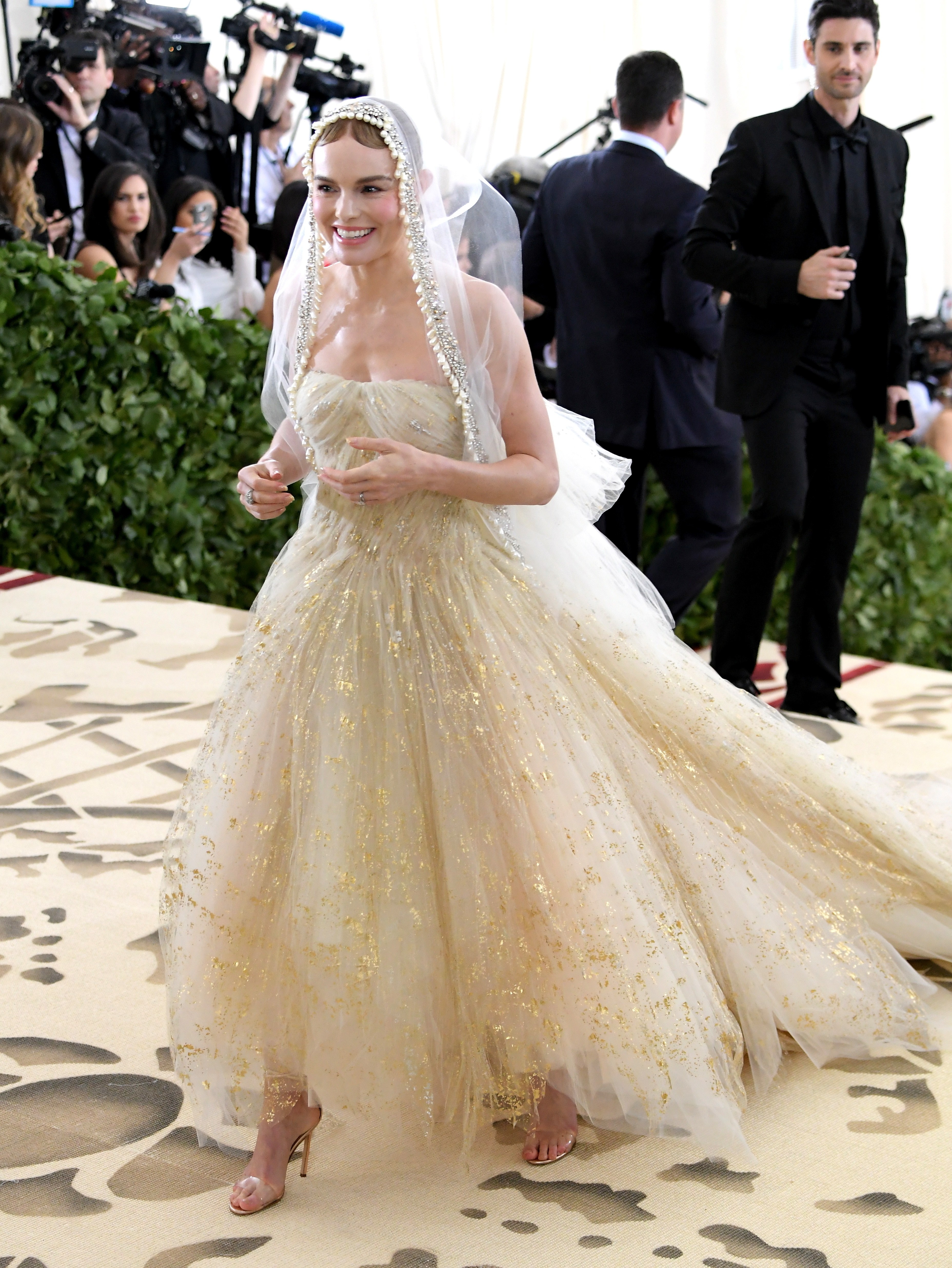 Bella Hadid,  Lily Collins dien dam den ca tinh anh 8