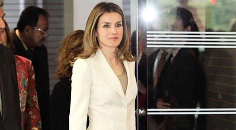 Hoang hau Tay Ban Nha ua chuong trang phuc nhu the nao? hinh anh