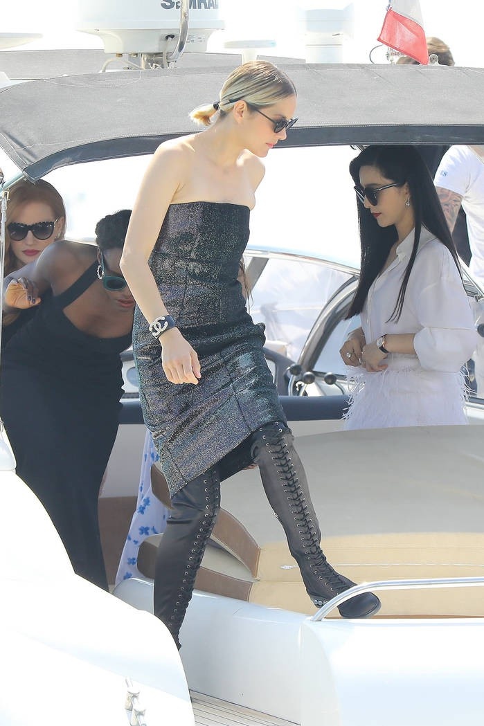 Nhung nguyen tac thoi trang tren tham do Cannes anh 2