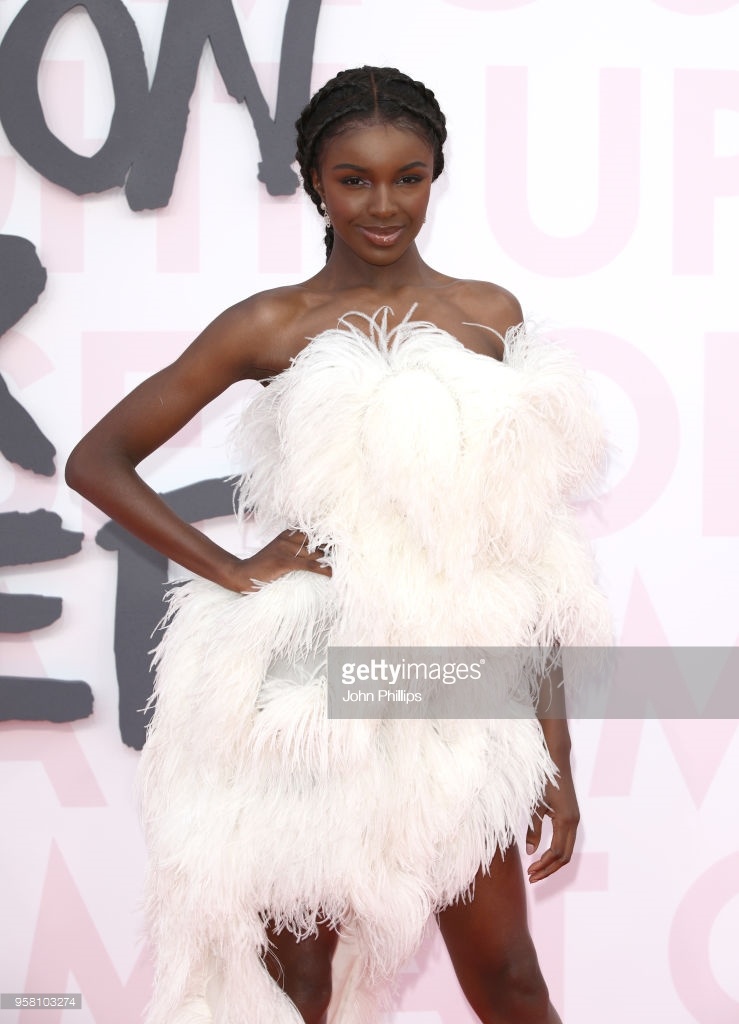 Nhung trang phuc phom dang la mat tai Cannes anh 4