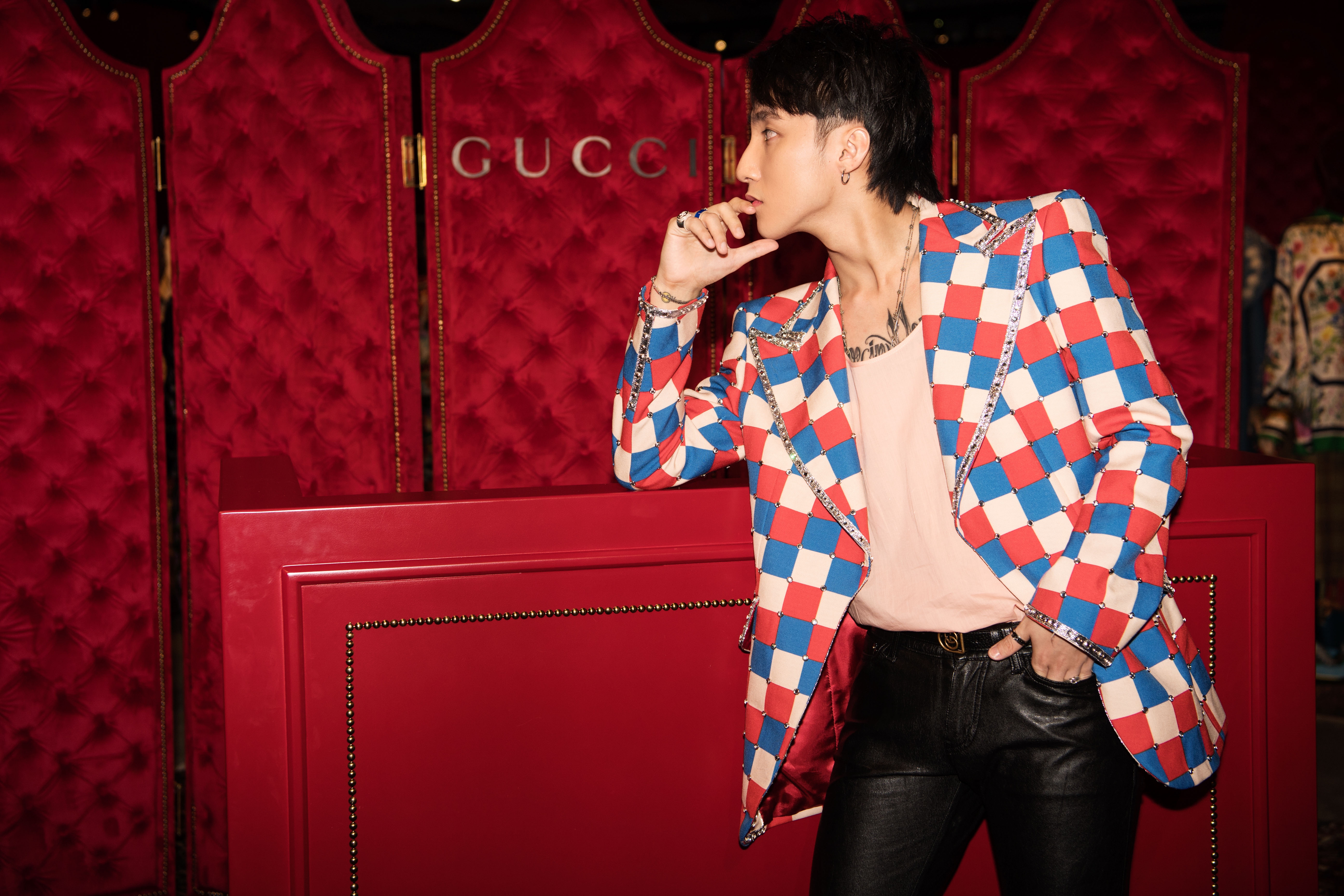 Son Tung tham du trien lam cua nha mot Italy anh 3