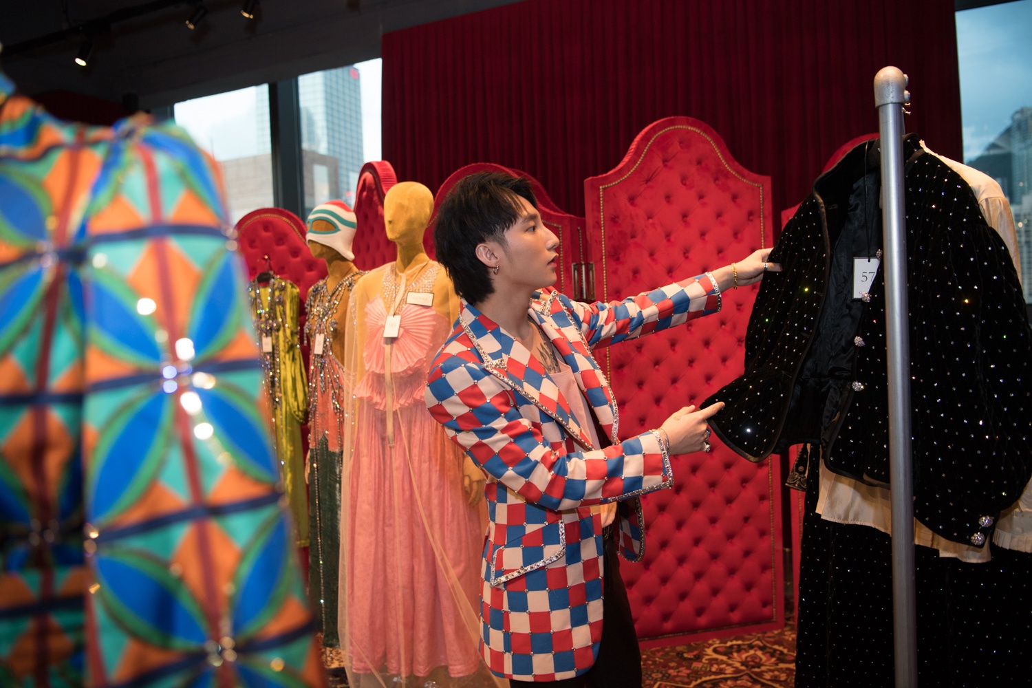 Son Tung tham du trien lam cua nha mot Italy anh 5