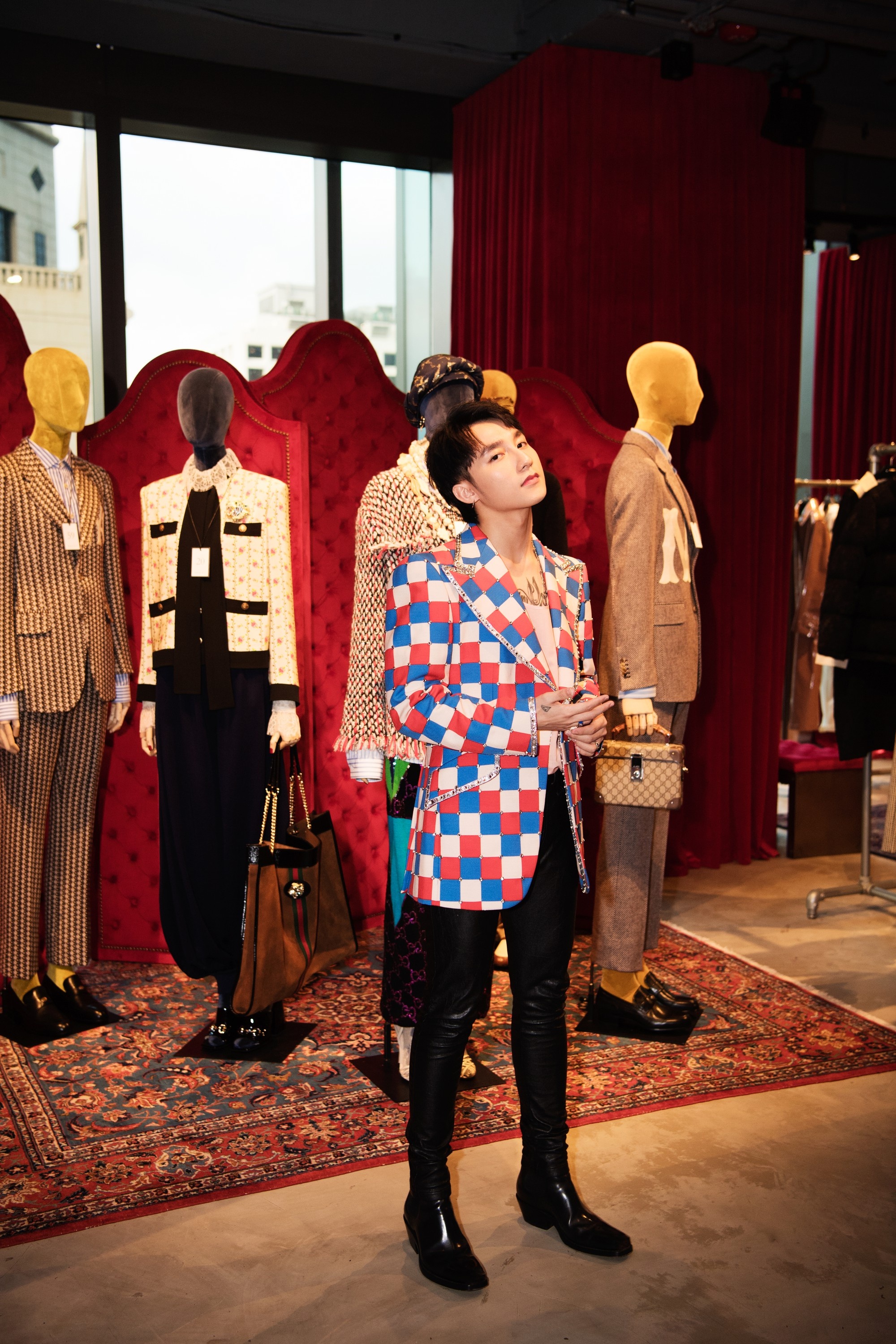 Son Tung tham du trien lam cua nha mot Italy anh 2