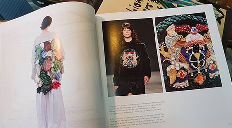 Bo suu tap cua Cong Tri xuat hien tren sach thoi trang quoc te hinh anh