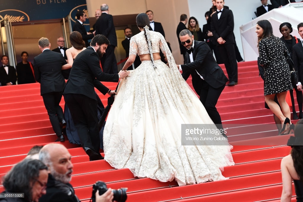 Sao chau Au dien vay cong kenh tai Cannes anh 8