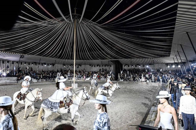 Bo suu tap doc dao tai tuan le thoi trang Resort 2019 anh 6