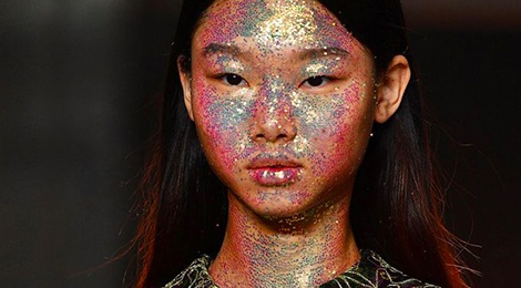 Nhung xu huong trang diem dien ro trong nam 2018 hinh anh