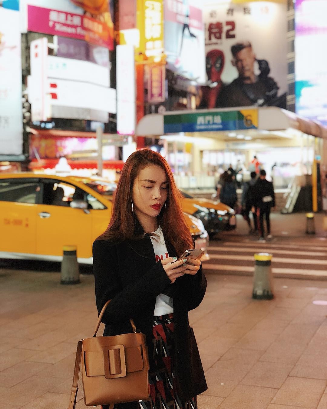 Sao Viet dien do sanh dieu khi di du lich anh 4