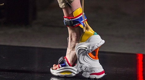 Mau giay cao got dang sneakers gay sot tai tuan le thoi trang hinh anh