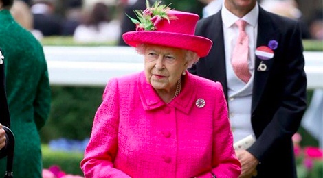 Nhung trang phuc dac trung gan lien voi phu nu Hoang gia Anh hinh anh