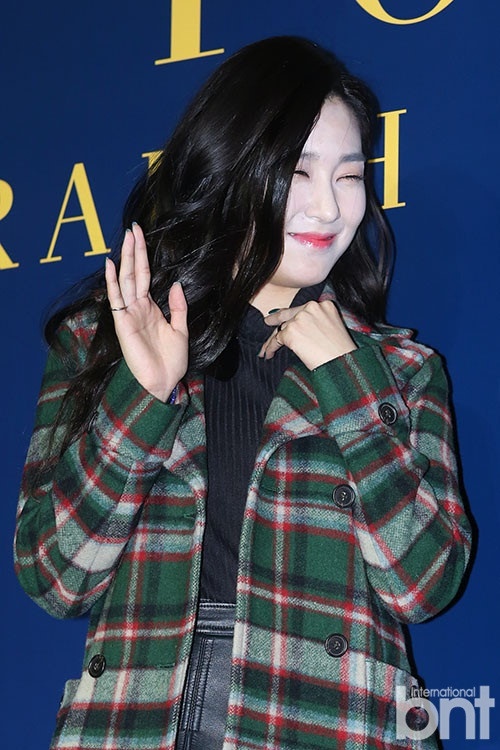 Sao Han mac loi trang diem tren tham do anh 4