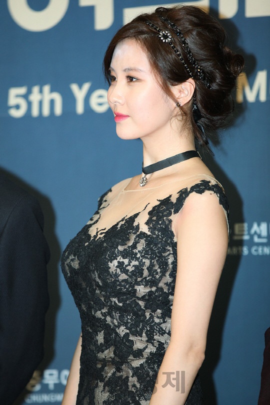 Sao Han mac loi trang diem tren tham do anh 3