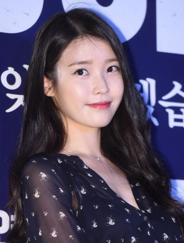 Sao Han mac loi trang diem tren tham do anh 5