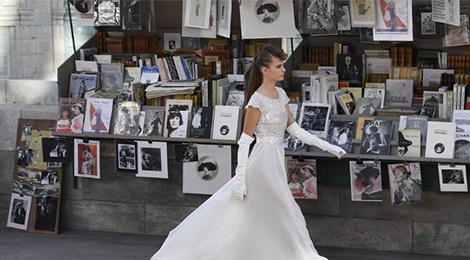 Nhung quay sach doc song Seine tai dung trong show dien Chanel hinh anh