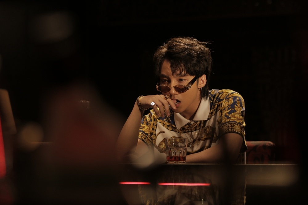 Trang phuc hang hieu cua Son Tung trong MV moi anh 1