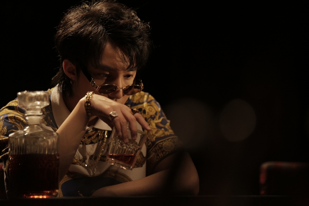 Trang phuc hang hieu cua Son Tung trong MV moi anh 8