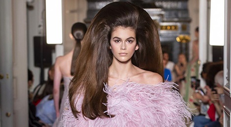 Kaia Gerber gay an tuong voi mai toc phong trong show thoi trang hinh anh