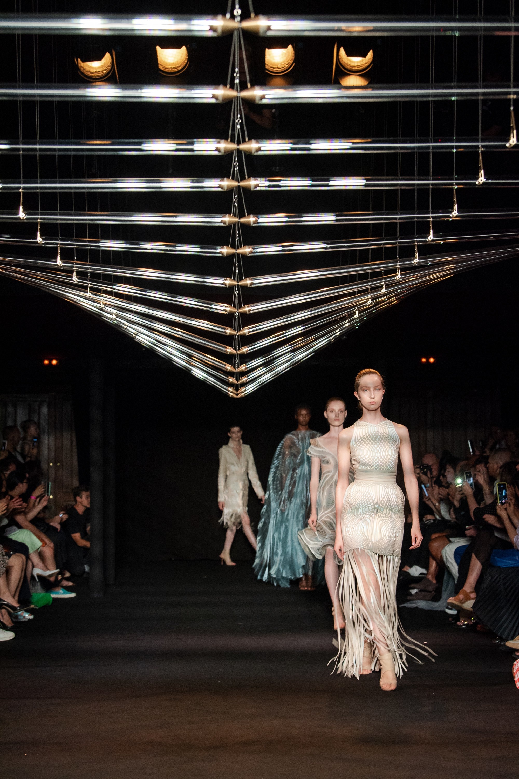 Show diễn nhà mốt Iris van Herpen ảnh 2 Show dien nha mot Iris van Herpen anh 2
