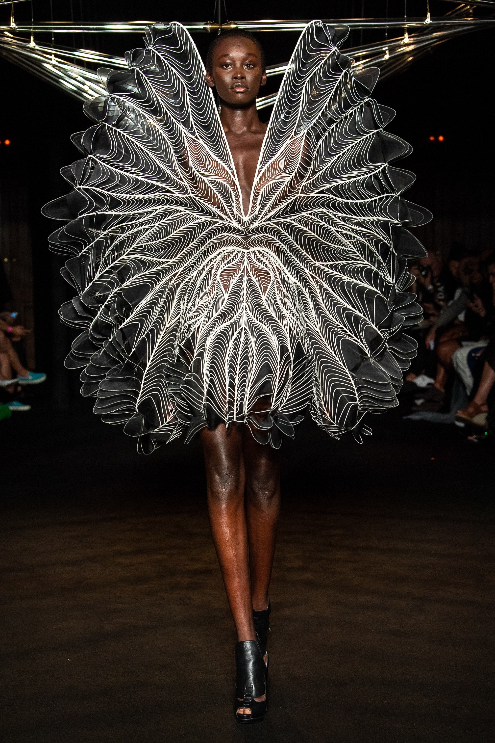 Show diễn nhà mốt Iris van Herpen ảnh 9 Show dien nha mot Iris van Herpen anh 9