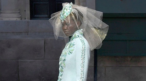 Nguoi mau da mau chiem linh san dien Haute Couture 2018 hinh anh