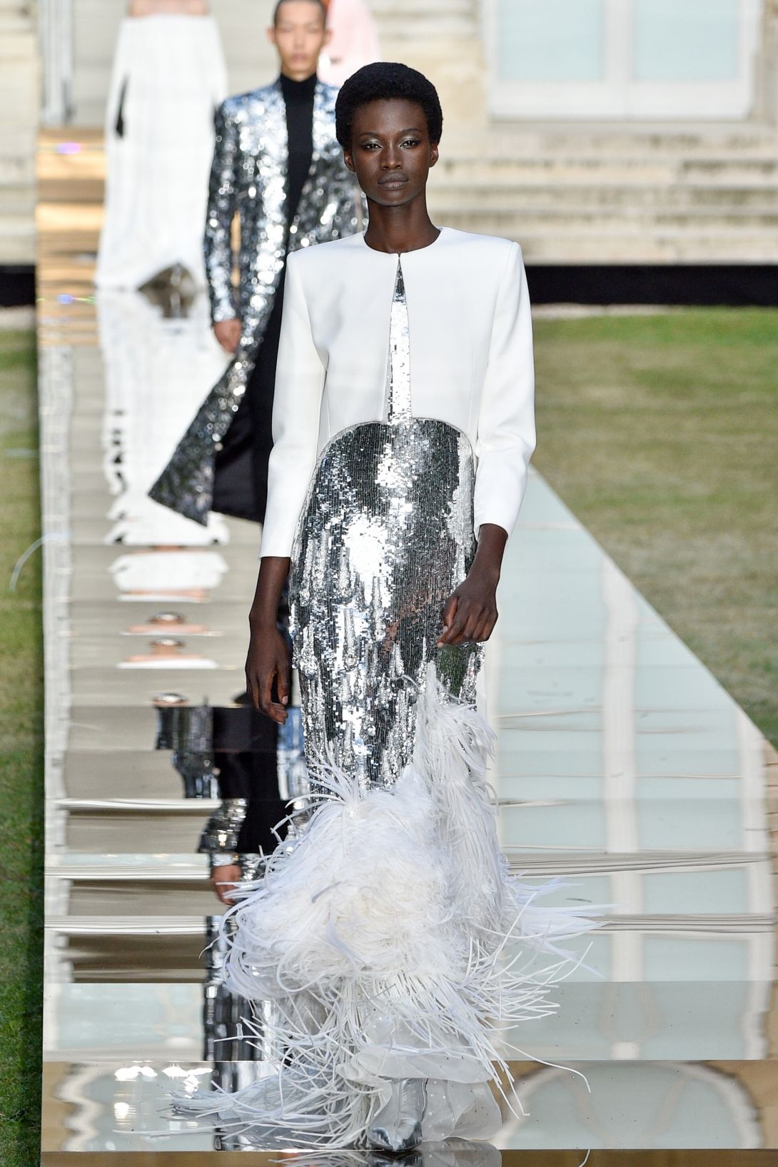 Nguoi mau da mau do bo san dien Haute Couture anh 1