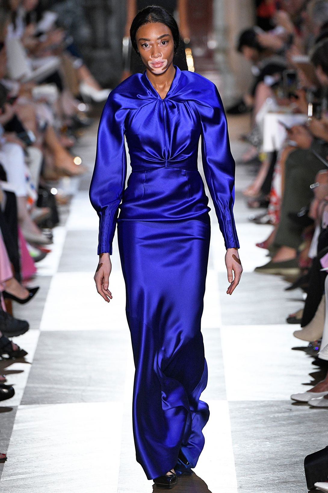 Nguoi mau da mau do bo san dien Haute Couture anh 3