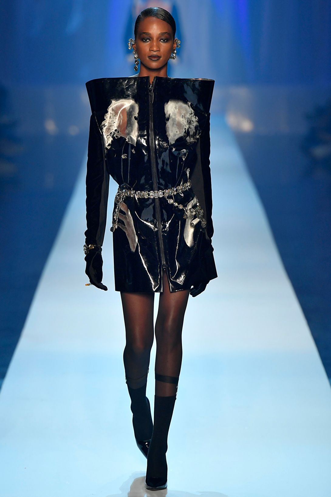 Nguoi mau da mau do bo san dien Haute Couture anh 4