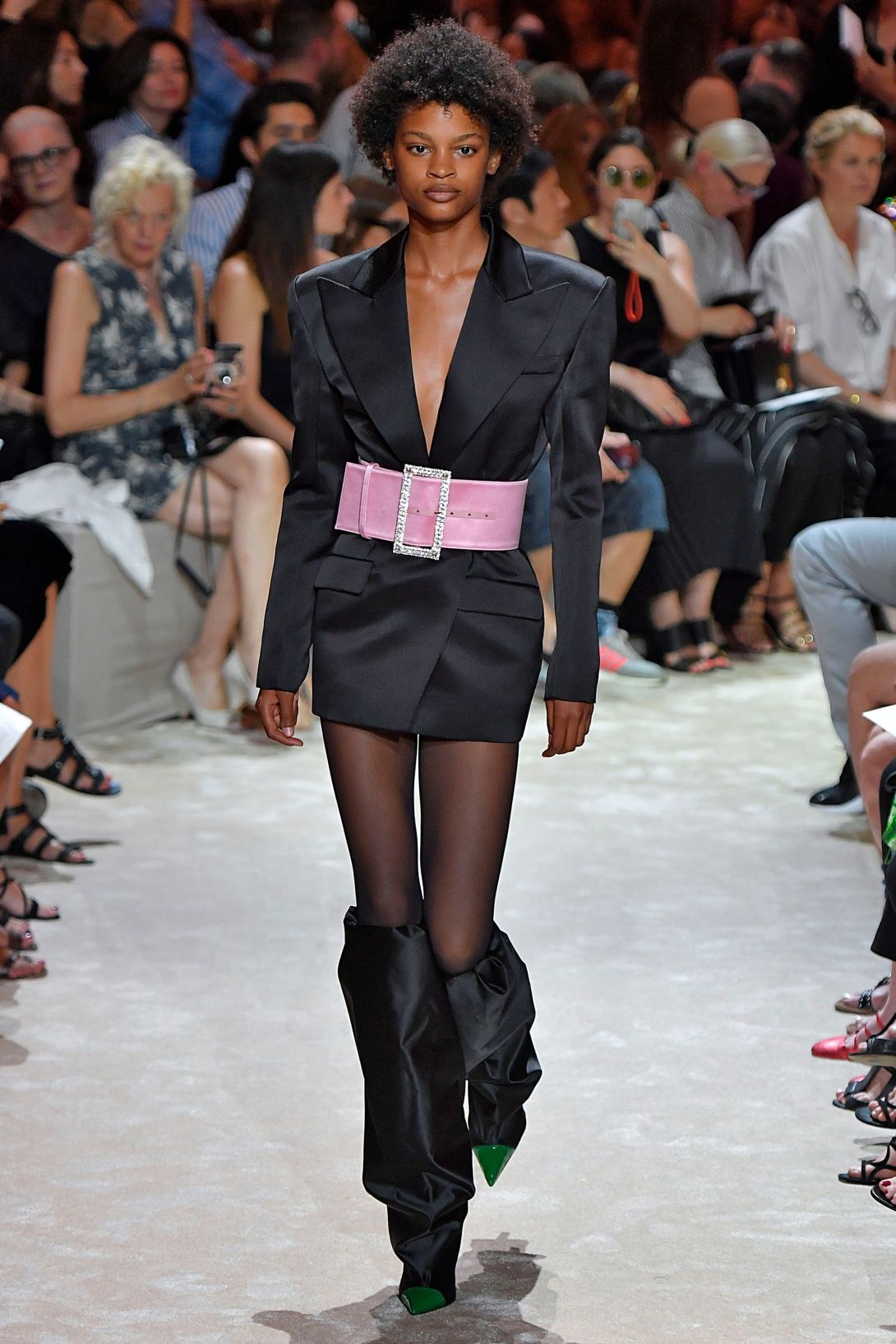 Nguoi mau da mau do bo san dien Haute Couture anh 5